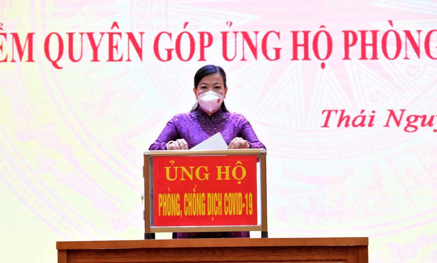 Bà Nguyễn Thanh Hải, Ủy viên Trung ương Đảng, Bí thư Tỉnh uỷ, Trưởng Đoàn đại biểu Quốc hội tỉnh ủng hộ phòng, chống dịch Covid -19.