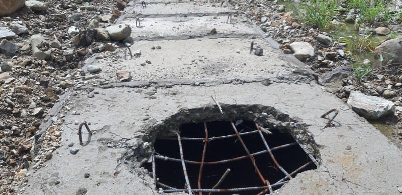 Tấm đan trên mặt hệ thống kênh chính bị vỡ.