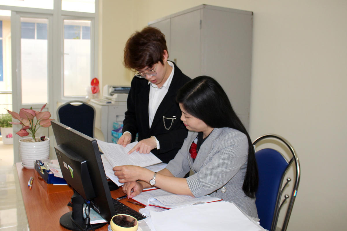 Cán bộ, công chức Cơ quan Tổ chức - Nội vụ huyện Hải Hà làm việc hiệu quả hơn sau sáp nhập.