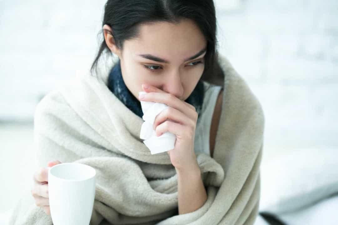 Sữa sẽ làm gia tăng sự sản sinh dịch nhầy trong phổi. Vì vậy, bạn nên tránh uống sữa khi đang bị nhiễm virus cúm để tránh tắc nghẽn ngực và nghẹt mũi, gây khó thở.
