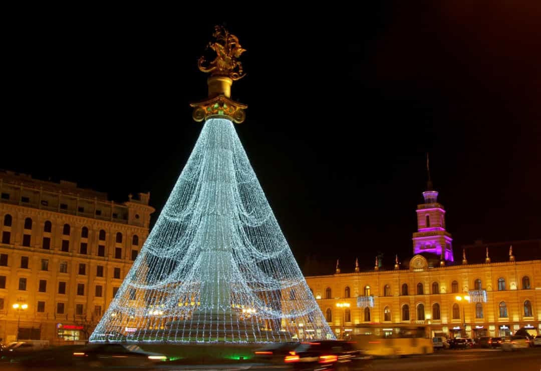 Georgia - Tượng đài Tự do của Tbilisi được biến tấu thành cây thông Noel trong mùa lễ hội, điểm tô thêm vẻ lung linh cho quảng trường trung tâm thành phố.