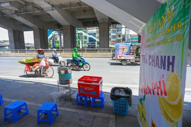 Đặt tại đường Nguyễn Trãi (quận Thanh Xuân), bình trà chanh miễn phí của anh Nguyễn Việt Anh tuy mới xuất hiện gần 1 tuần nhưng nơi đây trở thành điểm dừng chân nghỉ ngơi quen thuộc của nhiều xe ôm công nghệ và người lao động tự do.