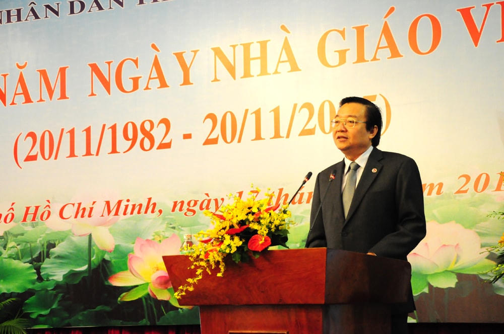 Ông Lê Hồng Sơn, Giám đốc Sở GDĐT TP HCM tại lễ kỷ niệm ngày Nhà giáo Việt Nam.