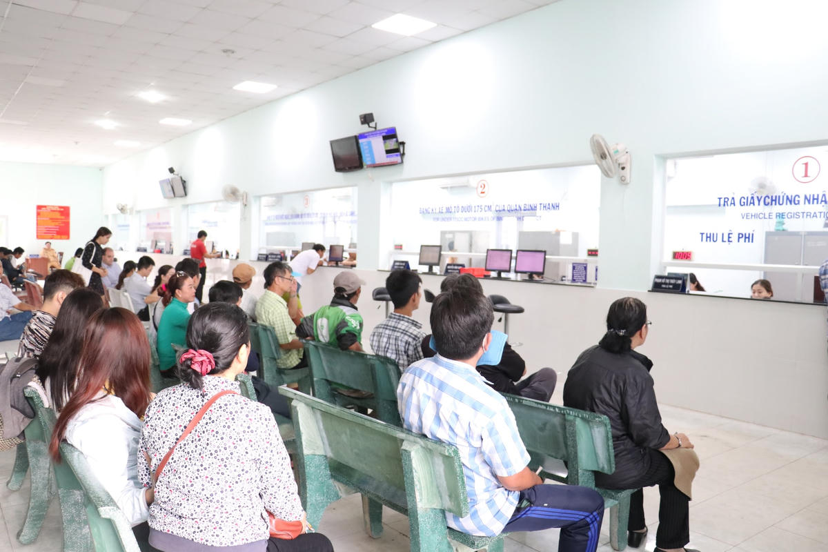 Người dân đến đăng ký, cấp biển số xe ô-tô.