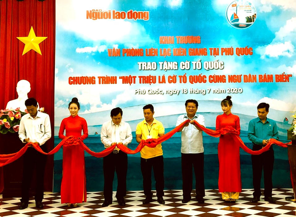 Cắt băng khai trương Văn phòng báo Người lao động tại Phú Quốc 
