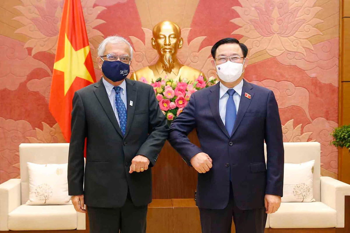Chủ tịch Quốc hội Vương Đình Huệ và Điều phối viên thường trú Kamal Malhotra.