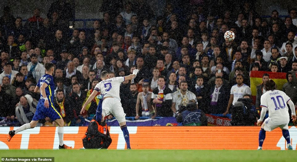 Benzema mở tỷ số 1-0 cho Real Madrid sau pha phối hợp cùng Vinicius (Ảnh: Reuters).
