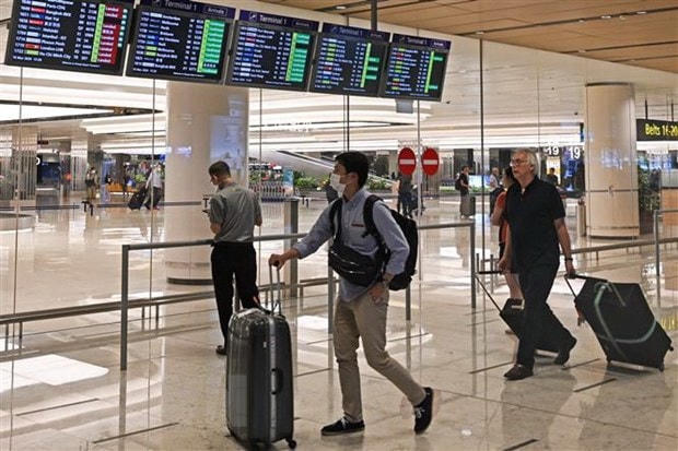 Hành khách tại Sân bay quốc tế Changi ở Singapore. (Ảnh: AFP/TTXVN).