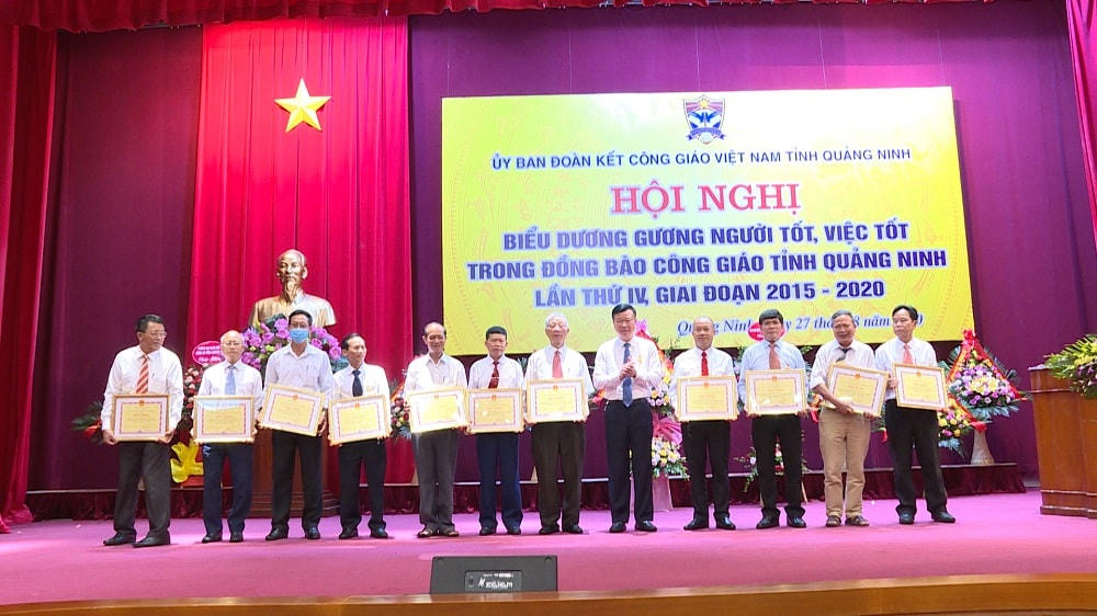 Các tập thể, cá nhân được nhận Bằng khen của UBND tỉnh, Ủy ban MTTQ tỉnh Quảng Ninh. Ảnh: Báo Quảng Ninh.
