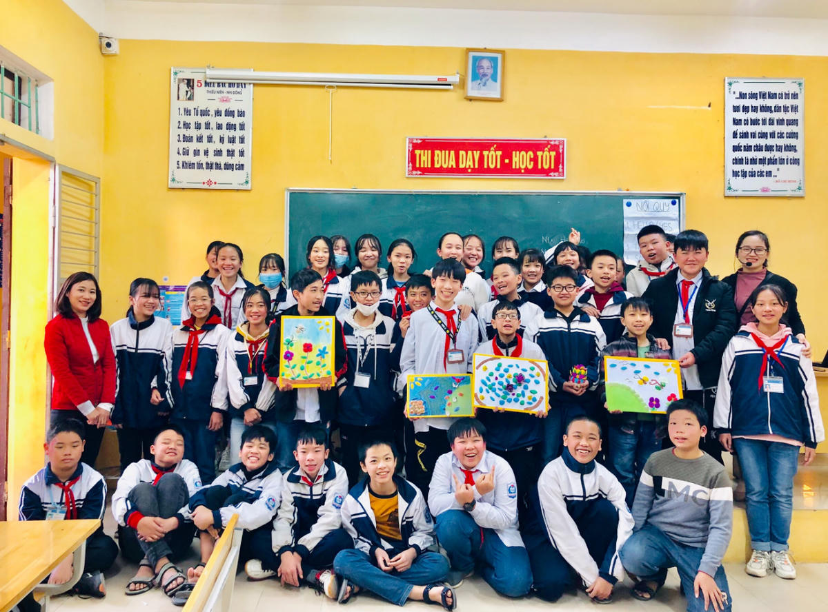 Học sinh trưng bày sản phẩm STEM sau buổi học.