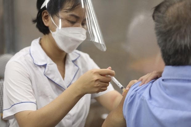 Nhân viên y tế tiêm vaccine phòng Covid-19 cho người dân. Ảnh: Minh Quyết/TTXVN.