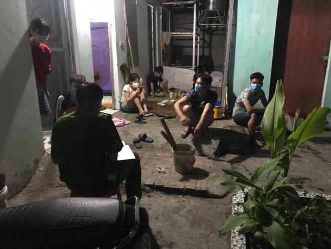 Công an xã Tiền Phong lập biên bản nhóm 7 người tụ tập xem bóng đá.