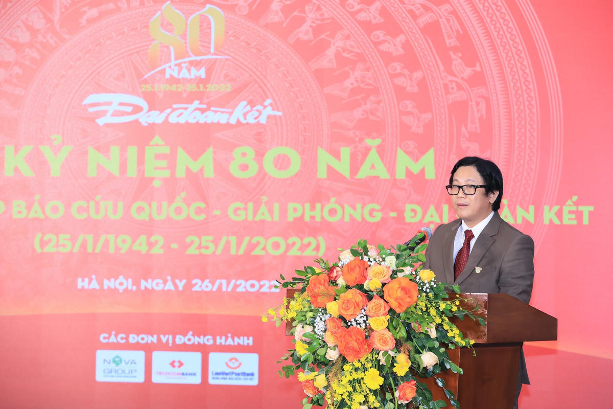 Quyền Tổng Biên tập Lê Anh Đạt đọc diễn văn tại Lễ kỷ niệm.