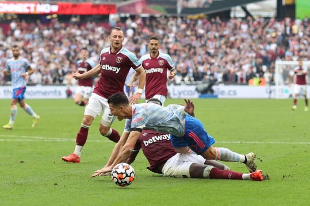 Ronaldo 3 lần ngã trong vòng cấm West Ham nhưng không được hưởng phạt đền.