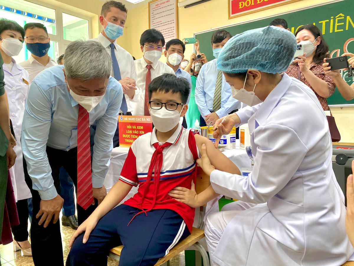 Thứ trưởng Bộ Y tế Nguyễn Trường Sơn động viên các em học sinh được tiêm vaccine phòng Covid-19.