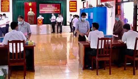 Cử tri thị trấn Trường Sa lựa chọn những ứng cử viên xứng đáng để bầu làm đại biểu Quốc hội và đại biểu HĐND.