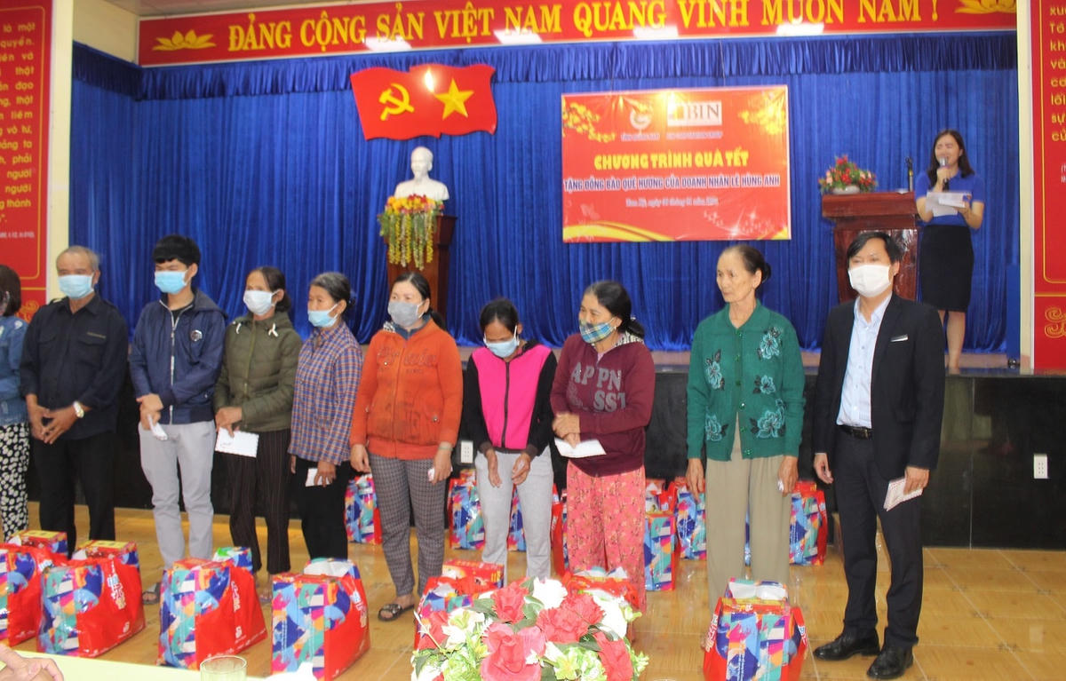 Ông Trần Trung Hậu (phải) tặng quà cho hộ dân khó khăn phường Trường Xuân.