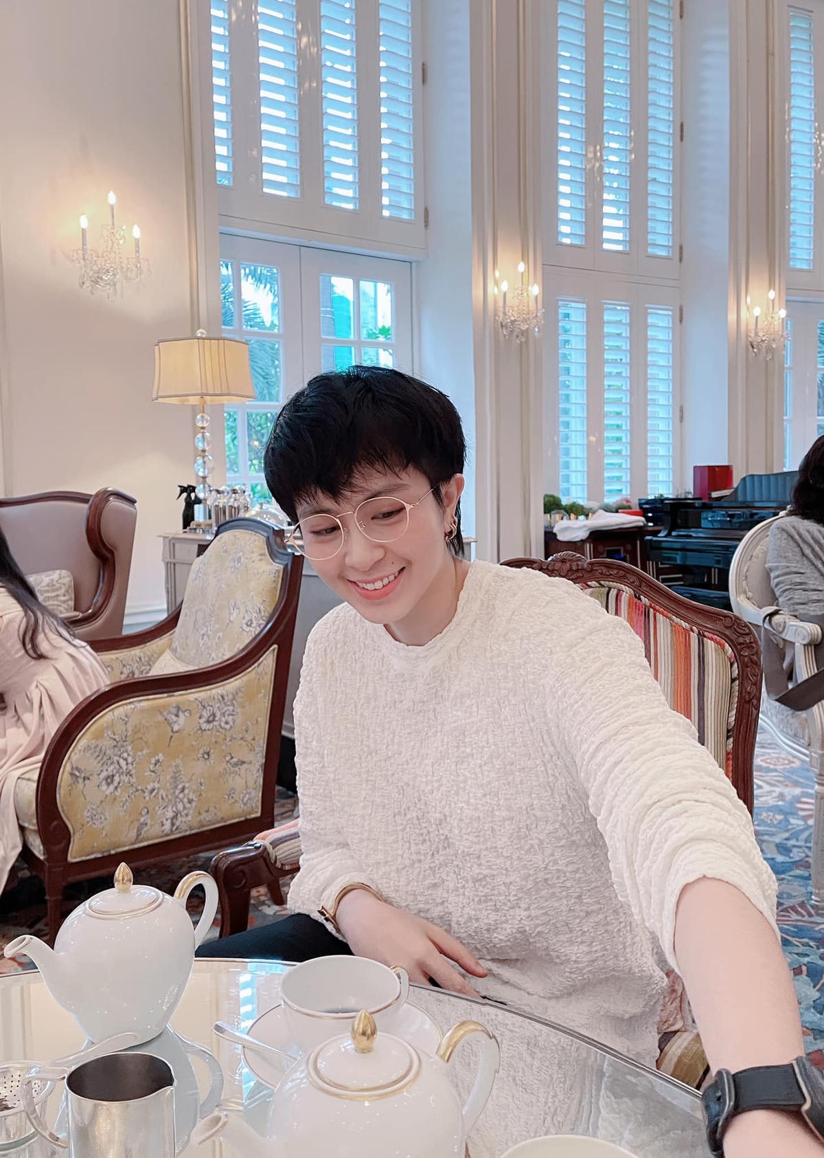 Gil Lê thể hiện tâm trạng phấn trấn khi cảm nhận được không khí tết đang đến gần: “Chà sắp Tết thật rồi nhà mình ơi, mấy nay đi làm nhìn đường phố hoa mai hoa đào rực rỡ rồi. Làm cũng thấy vui lây”.