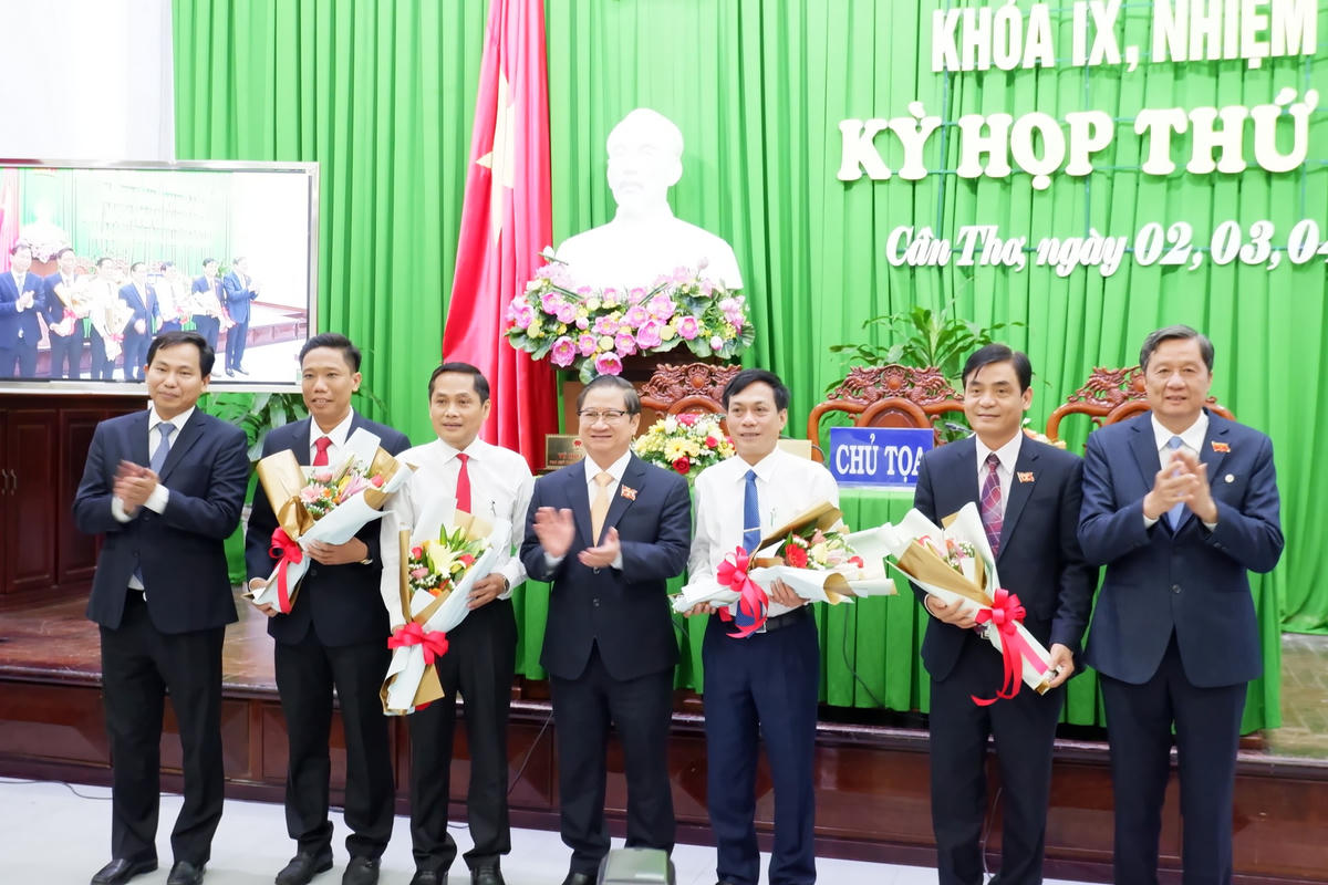 Chủ tịch HĐND TP Cần Thơ Phạm Văn Hiểu trao hoa chúc mừng các tân Phó Chủ tịch HĐND, UBND TP Cần Thơ nhiệm kỳ 2016 – 2021.