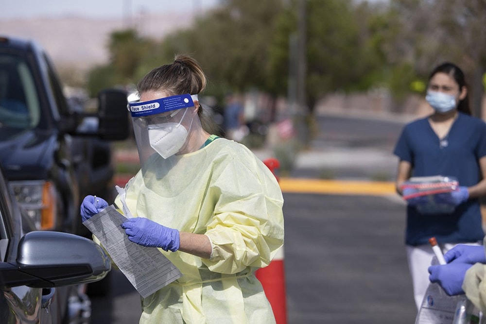 Nhân viên y tế lấy mẫu xét nghiệm Covid-19 tại Las Vegas, Mỹ ngày 9/7. (Nguồn: reviewjournal.com).