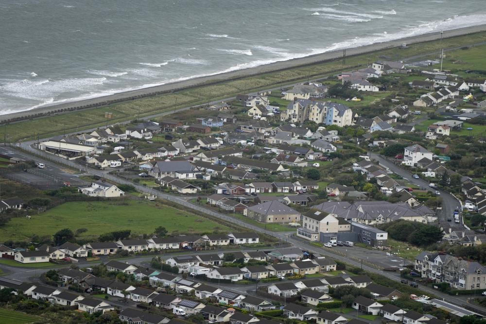Ngôi làng Fairbourne ở hạt Gwynedd, xứ Waleskhi nhìn từ trên cao. Ảnh: AP