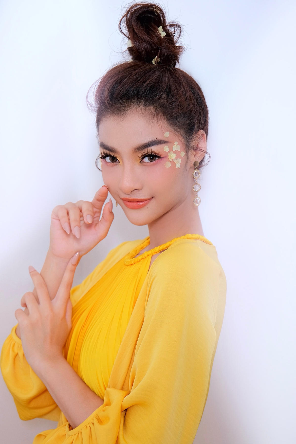 Lona liên tục biến hóa trong MV.