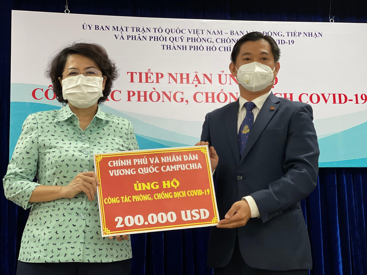 Tổng Lãnh sự Campuchia tại TP.HCM trao bảng ủng hộ 200.000 USD tới đại diện Ủy ban MTTQ Việt Nam TP.HCM.