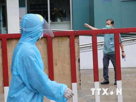 Mọi trao đổi được thực hiện ở khoảng cách trên 2m. (Ảnh: Quốc Dũng/TTXVN).