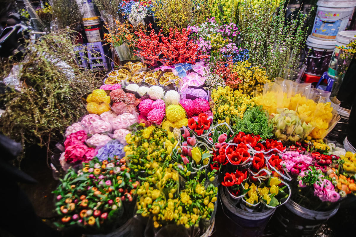 Ngoài ra, chợ hoa Quảng Bá cũng là nơi bày bán nhiều loài hoa lạ với giá cả phải chăng. Đây cũng là sức hấp dẫn của chợ hoa này