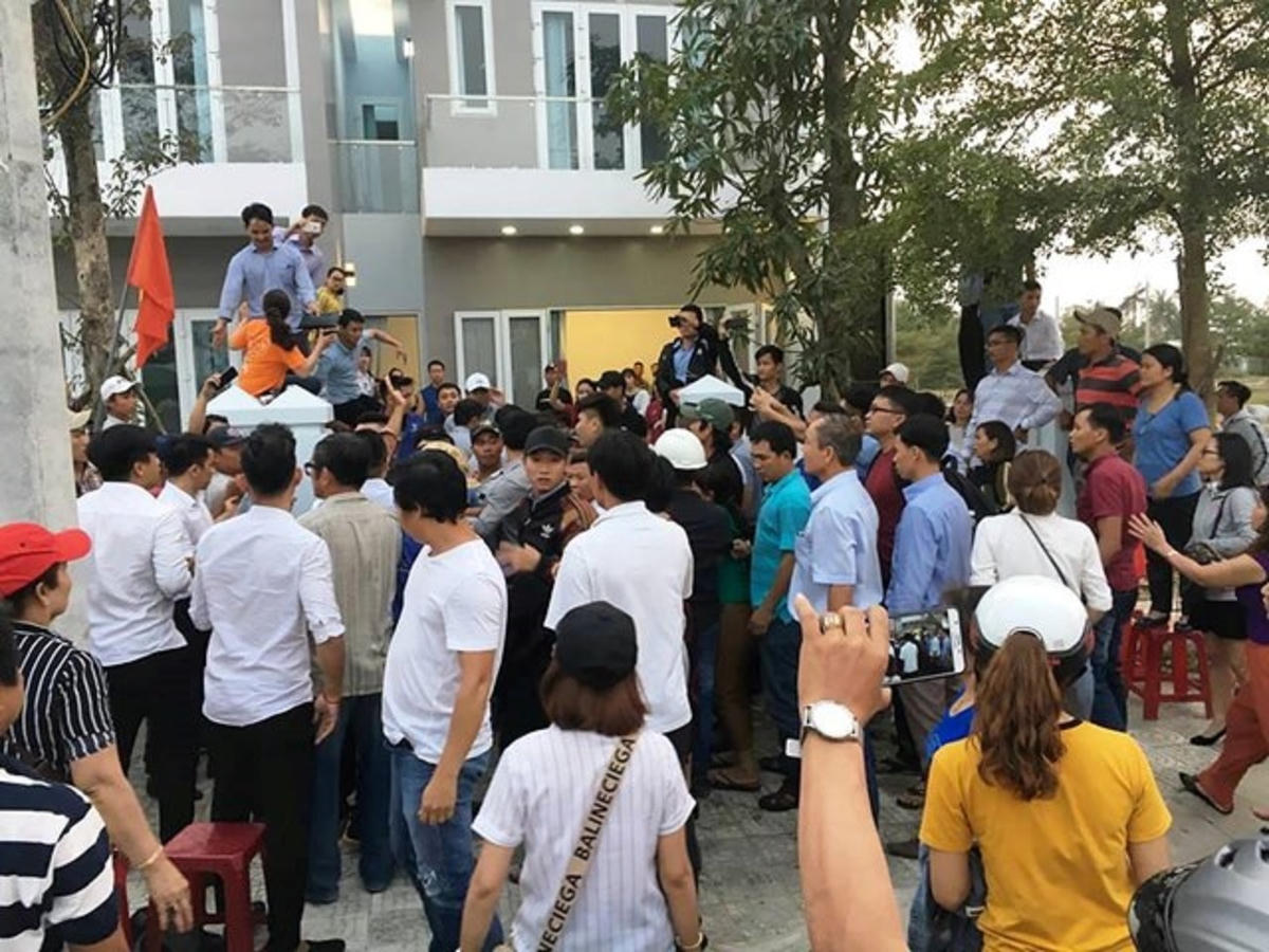 rong một lần người dân kéo đến trụ cở của Công ty Bách Đạt An đòi quyền lợi.