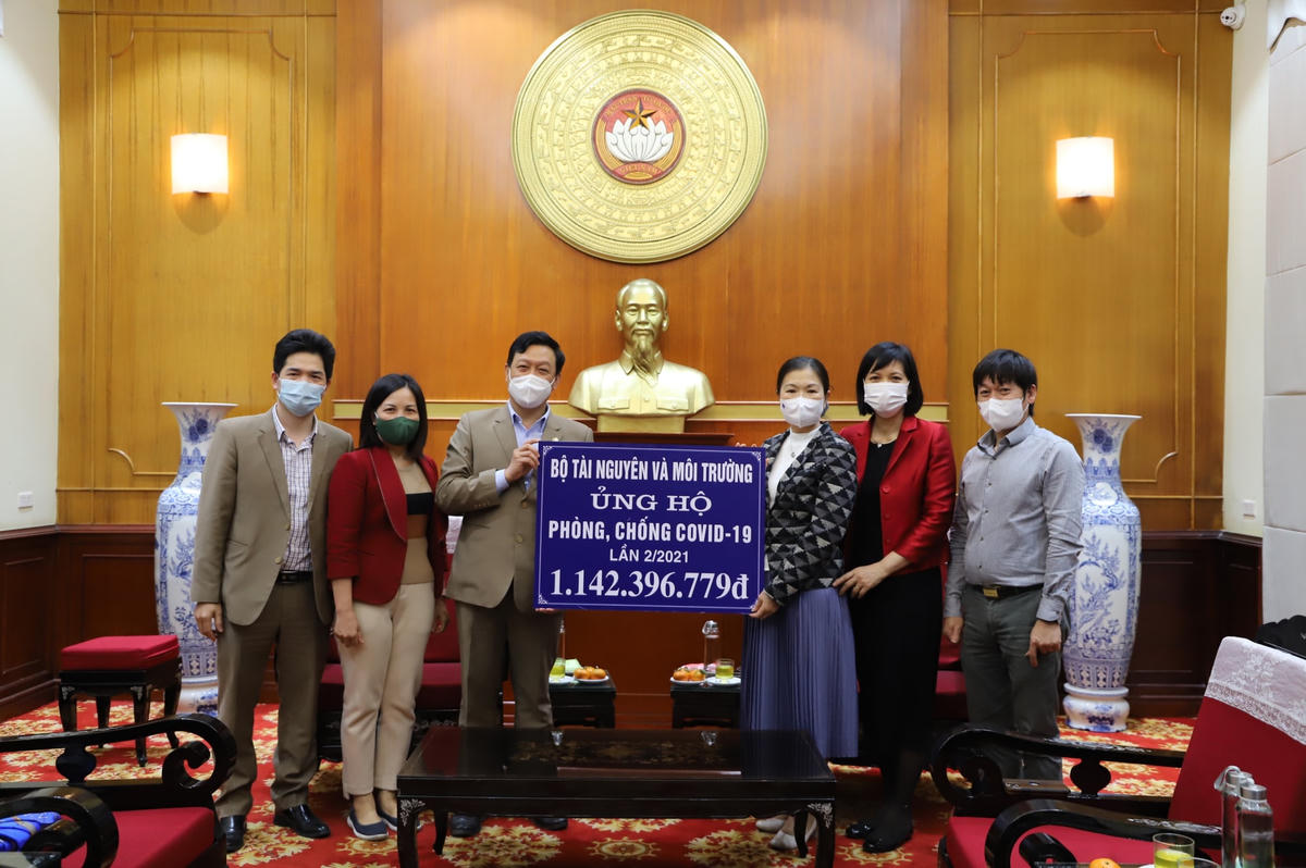 Phó Chủ tịch Trương Thị Ngọc Ánh tiếp nhận ủng hộ phòng, chống Covid-19 từ Bộ Tài nguyên và Môi trường.