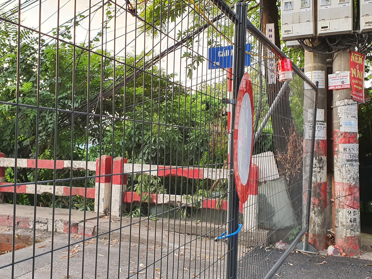 Biển báo cấm nhắc nhở người dân không được di chuyể qua chốt. 