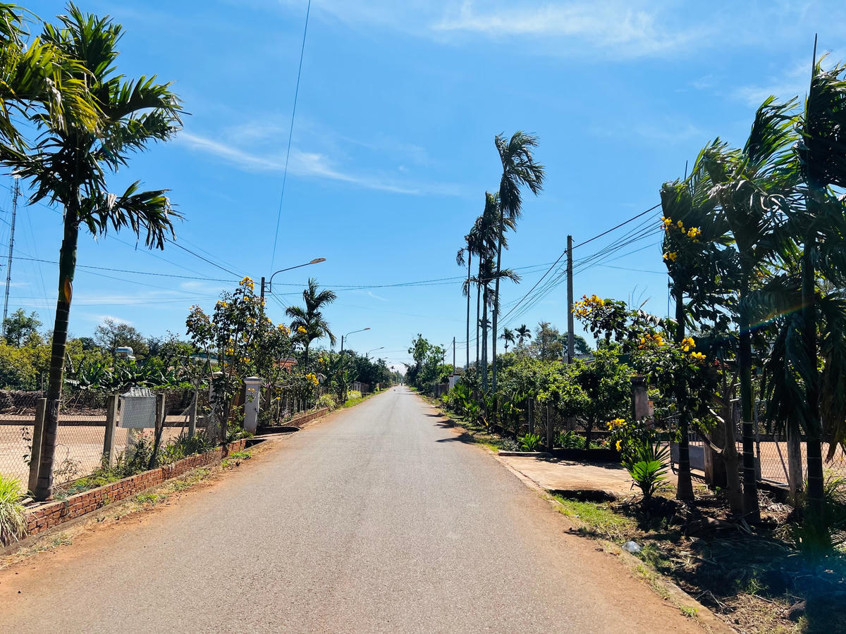 Đường thôn xóm được nhựa hoá, bê tông hoá, nhà cửa khang trang, sạch đẹp.