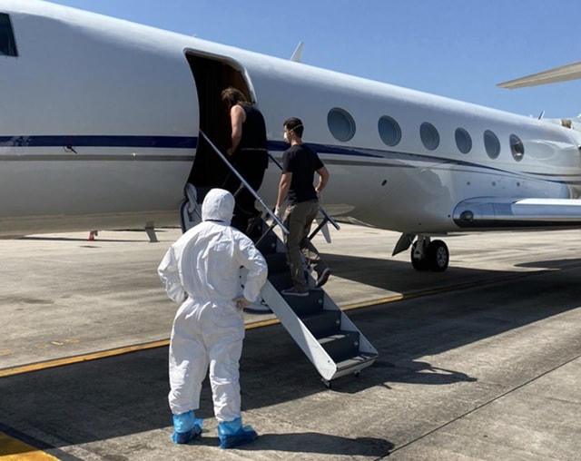 Bàn giao hai đối tượng cho Cảnh sát tư pháp Hoa Kỳ.