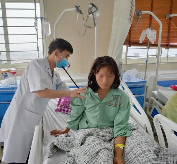 Chị H. được thăm khám sau 4 ngày điều trị, phục hồi chức năng tích cực.