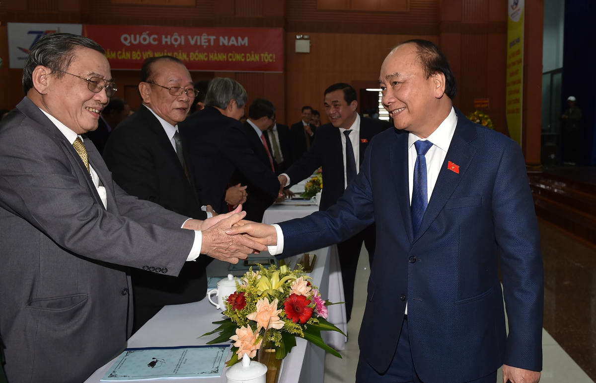 Thủ tướng Nguyễn Xuân Phúc với các đại biểu tại cuộc gặp mặt kỷ niệm 75 năm Ngày Tổng tuyển cử đầu tiên bầu Quốc hội Việt Nam. Ảnh VGP.