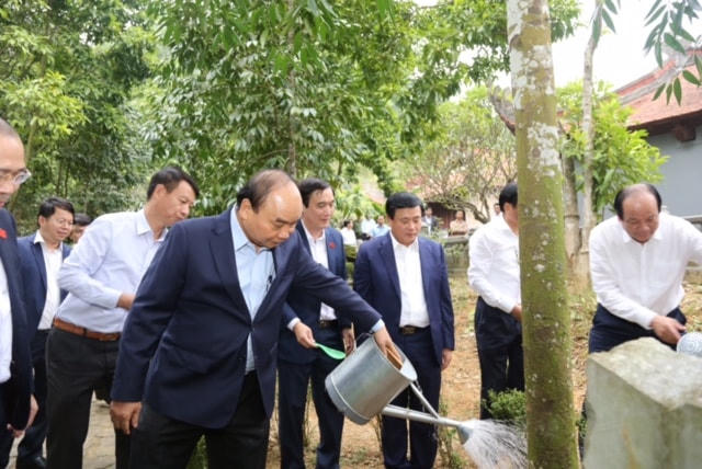 Thủ tướng Chính phủ Nguyễn Xuân Phúc chăm sóc cây xanh tại Đền Quốc Tổ Lạc Long Quân.