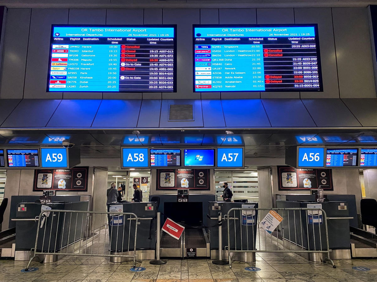 Bảng điện tử hiển thị các chuyến bay bị hủy đến sân bay Heathrow (London) tại sân bay quốc tế Tambo ở Johannesburg, Nam Phi. Ảnh Reuters.