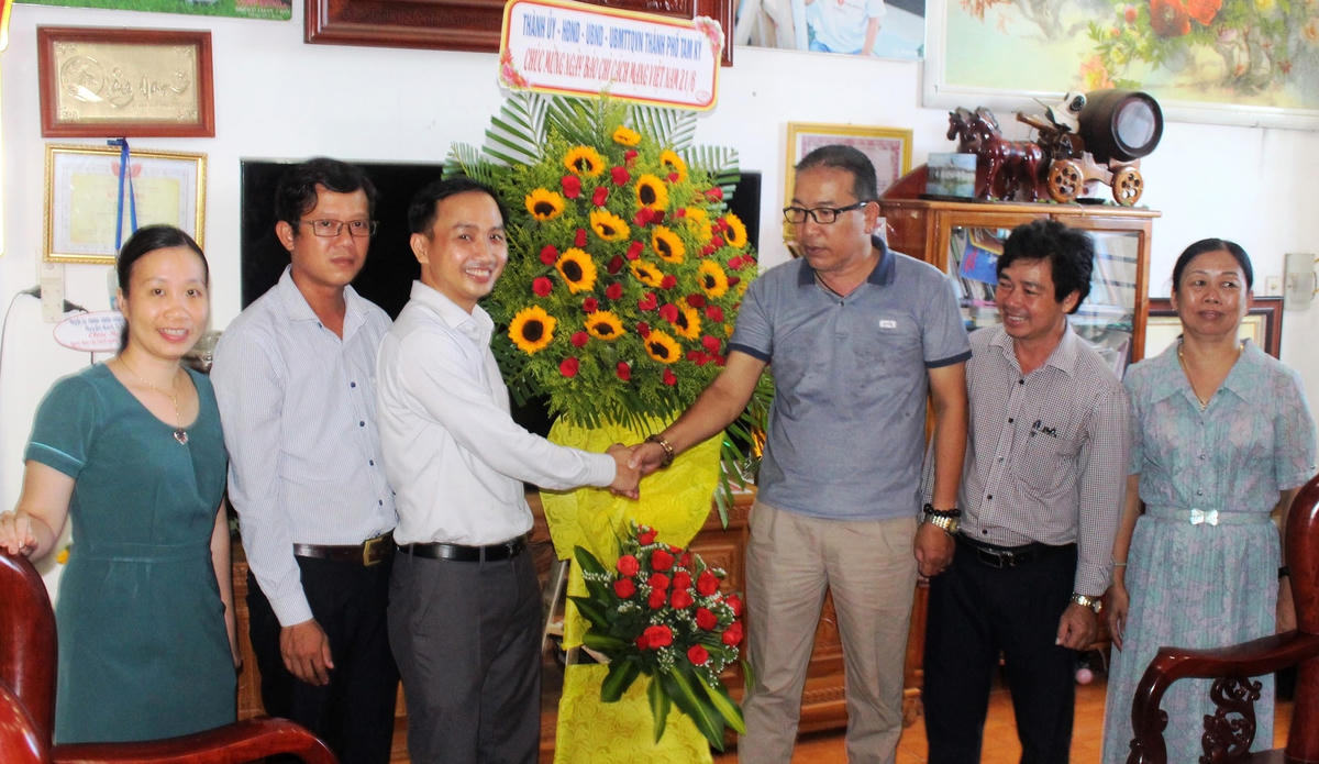 Lãnh đạo TP Tam Kỳ thăm, chúc mừng Văn phòng báo Đại Đoàn Kết.