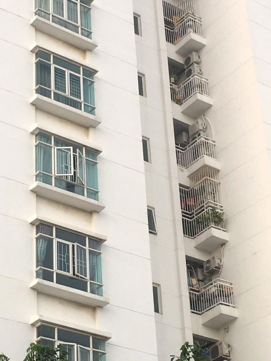 Người dân rào thêm khung sắt khu vực ban công tại căn hộ chung cư tại New Saigon - Hoàng Anh Gia Lai 3, huyện Nhà Bè, TP Hồ Chí Minh. Ảnh: báo Tin Tức.