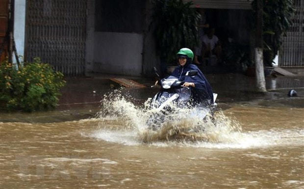 Ngập cục bộ trên đường Nhạc Sơn, thành phố Lào Cai, khiến các phương tiện tham gia giao thông gặp nhiều khó khăn. (Ảnh: Quốc Khánh/TTXVN).