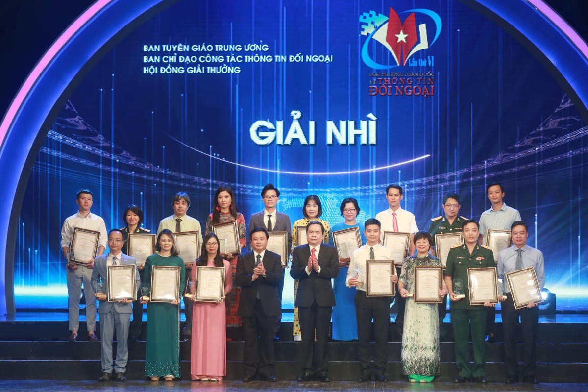 Chủ tịch UBTƯ MTTQ Việt Nam Trần Thanh Mẫn trao giải Nhì cho các tác giả. Ảnh: Quang Vinh. 