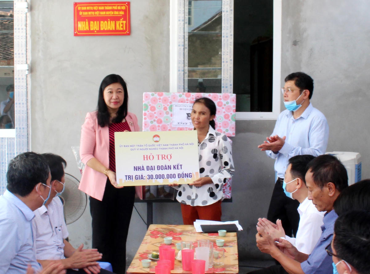 Chủ tịch Ủy ban MTTQ thành phố Nguyễn Lan Hương trao tiền hỗ trợ xây nhà Đại đoàn kết cho gia đình ông Đặng Đình Miêng.