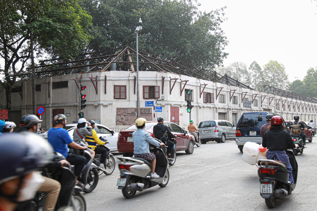 Phía mặt phố Nguyễn Thái Học giao Lê Trực quang đãng trở lại, song, phần mái dỡ bỏ vẫn còn dang dở.