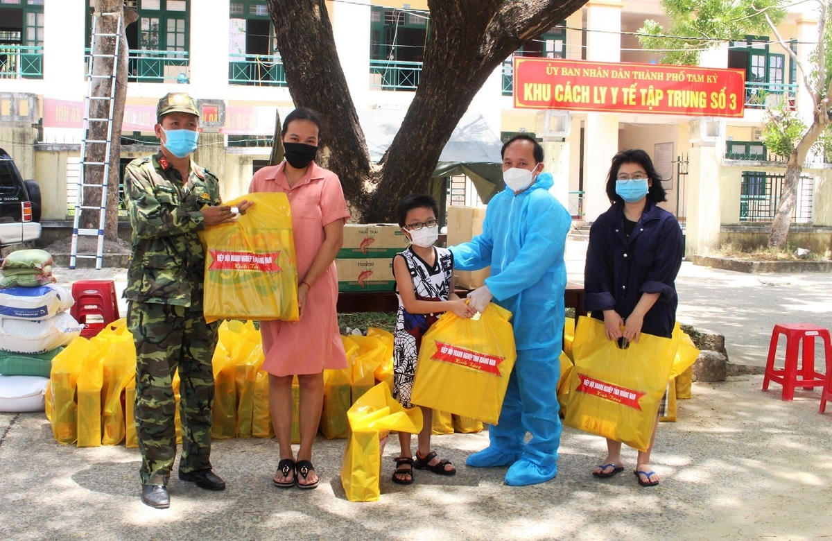 Lãnh đạo HHDN tỉnh Quảng Nam trao tận tay phần quà cho công dân khu cách ly.