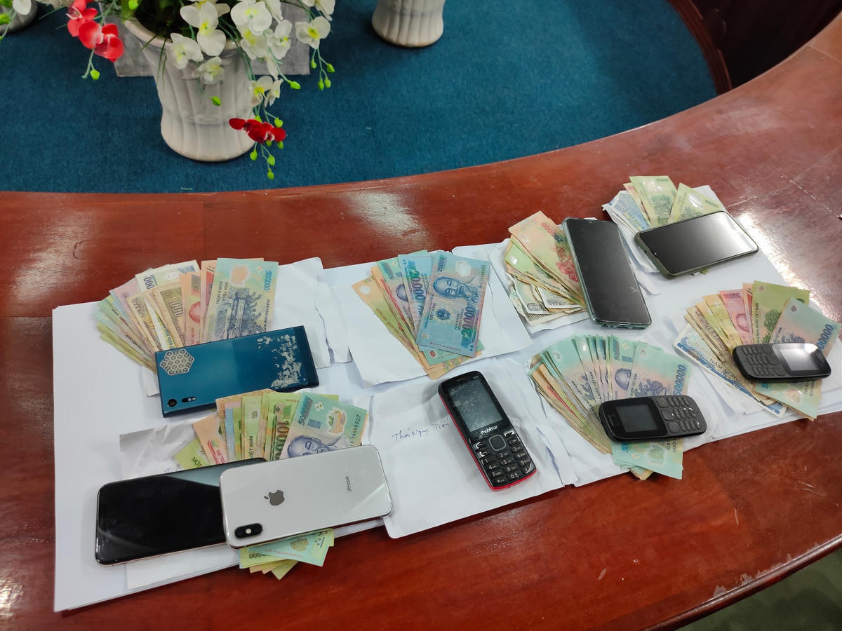 Tền mặt và điện thoại bị thu giữ tại điểm đá gà.