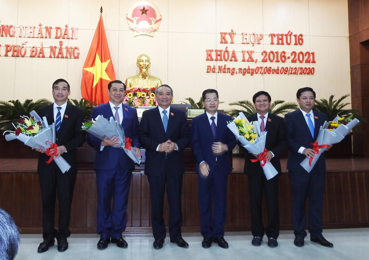 Bí thư Thành ủy Đà Nẵng Nguyễn Văn Quảng và nguyên Bí thư Thành ủy Đà Nẵng Trương Quang Nghĩa chúc mừng tân Chủ tịch HĐND TP Lương Nguyễn Minh Triết và tân Chủ tịch UBND TP Lê Trung Chinh. Ảnh: Thanh Tùng.