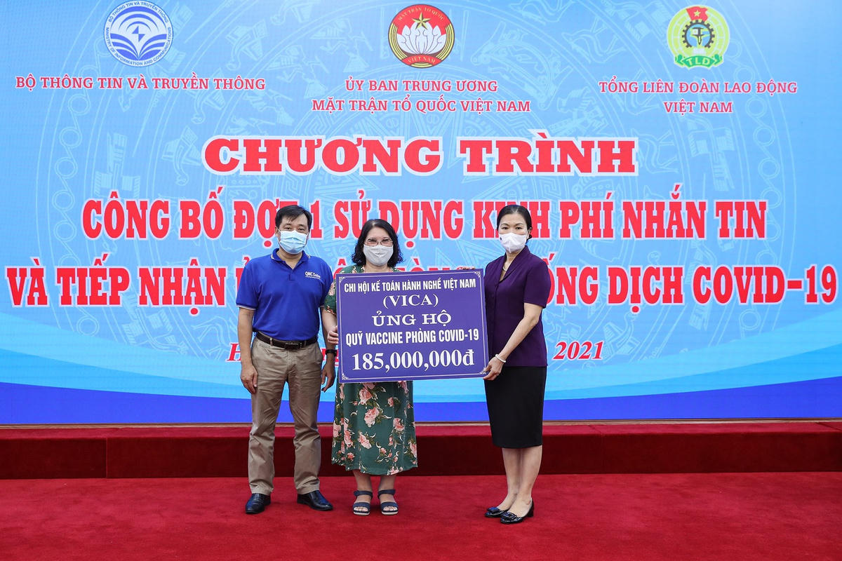 Phó Chủ tịch Trương Thị Ngọc Ánh tiếp nhận ủng hộ từ Chi Hội Kế toàn Hành nghề Việt Nam.