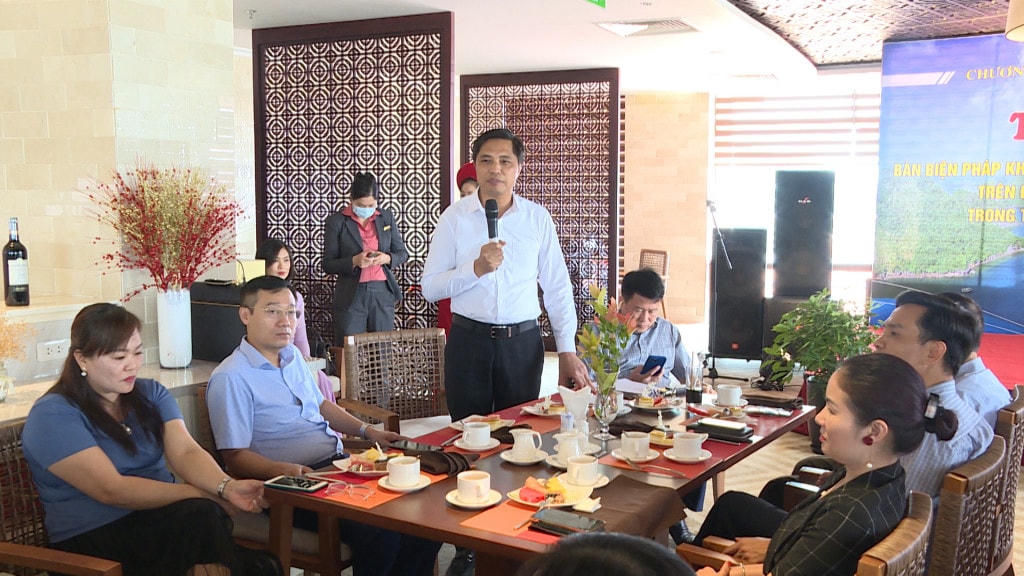 Ông Vũ Văn Diện, Ủy viên BTV Tỉnh ủy, Bí thư Thành ủy Hạ Long trao đổi thông tin với các doanh nhân, doanh nghiệp tại chương trình cà phê doanh nhân tổ chức vào ngày 12/9. Ảnh: QMG.