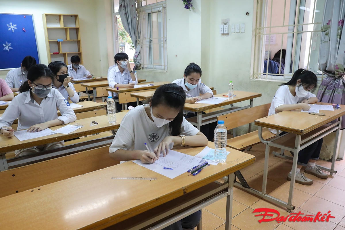 Các thí sinh thực hiện ngày thi đầu tiên. Ảnh: Quang Vinh.